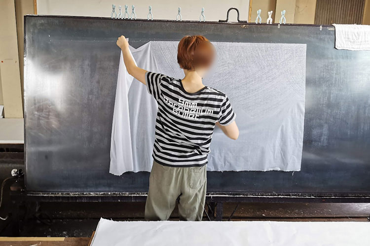一月程乾燥させた後再び水に浸け、1枚ずつ剥がして熱した鉄板で乾燥させて仕上げます。